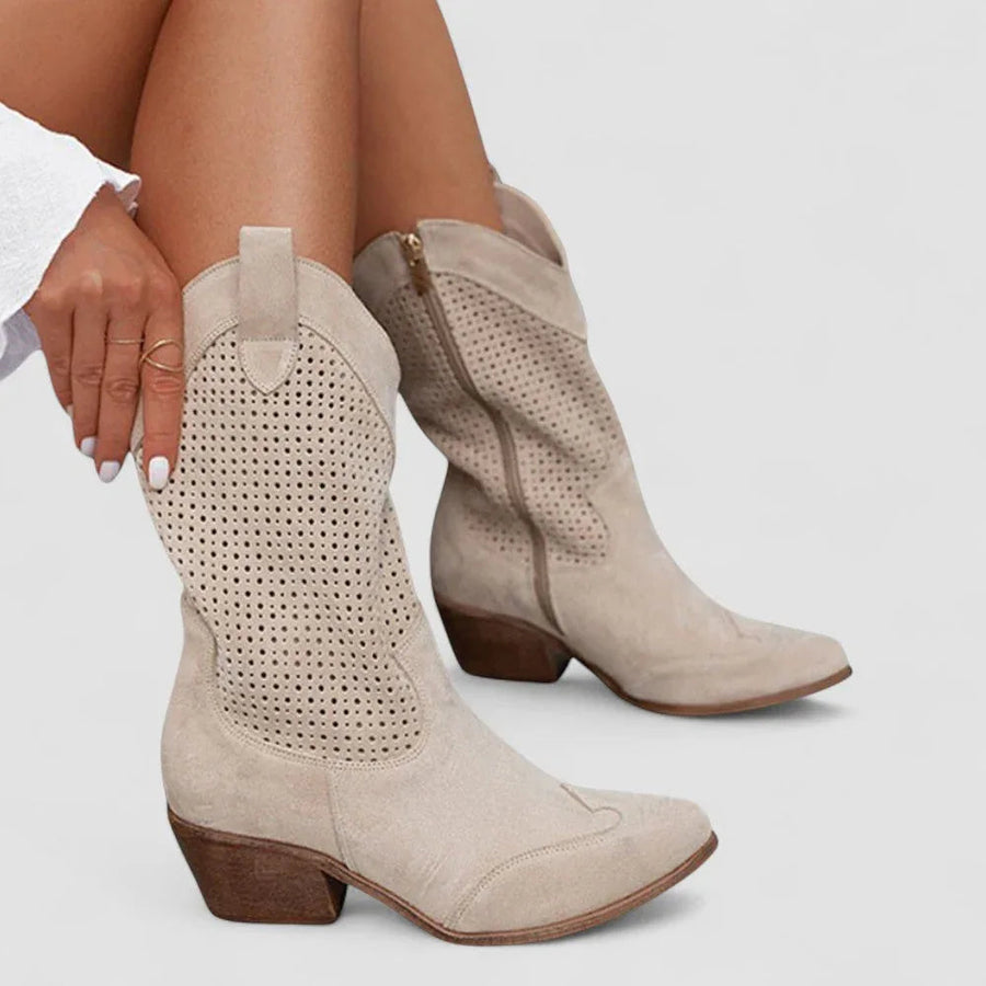 Gaia | Botas Camperas Ortopédicas de Ante Crema con Perforaciones