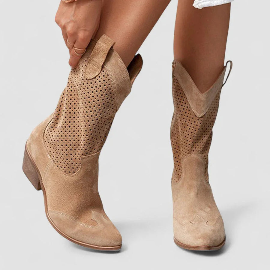Gaia | Botas Camperas Ortopédicas de Ante Crema con Perforaciones - Marrón