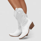 Gaia | Botas Camperas Ortopédicas de Ante Crema con Perforaciones - Blanco