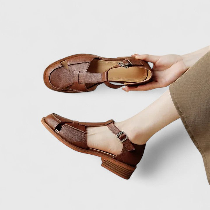 Manuelita | Sandalias Cerradas con Tira en T y Tacón de Madera
