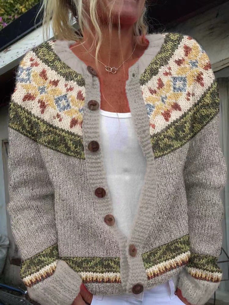 Nadia | Cárdigan Nórdico Gris Perla con Canesú Floral Amarillo